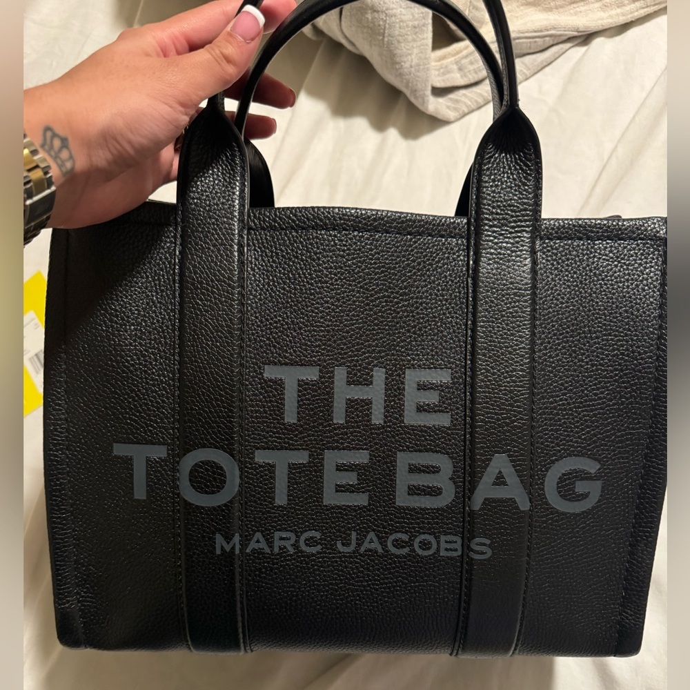 Marc Jacob’s the leather tote bag size medium